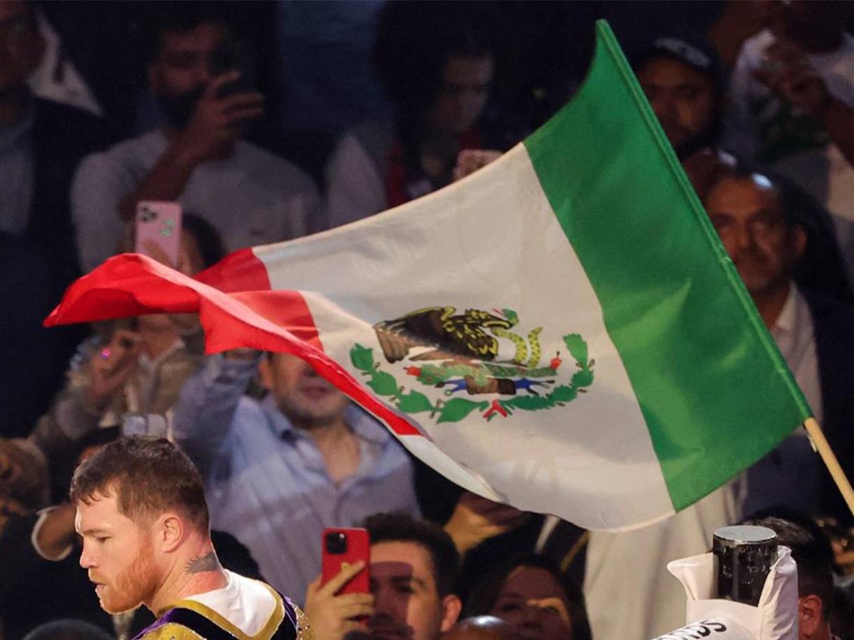  No obstante, el par entregado a la artista cuenta con detalles exclusivos: su nombre y la rúbrica del boxeador tapatío.