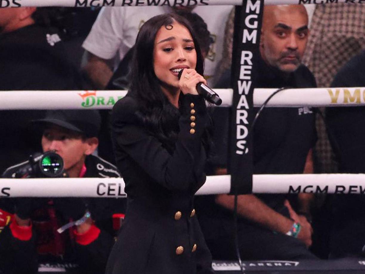 Danna Paola no se fue con las manos vacías de la pelea del Canelo contra Charlo.