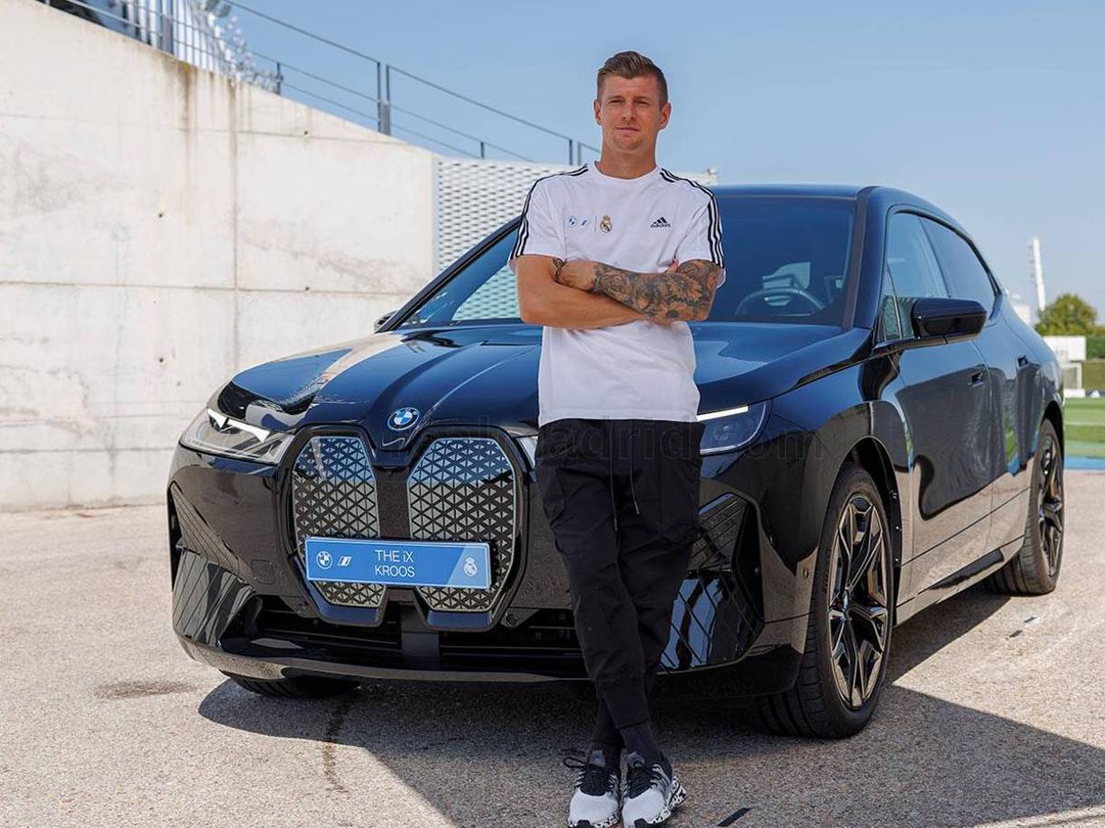 Toni Kroos: El volante alemán optó por el BMW iX xDrive50 tiene un precio de 108.450 euros.