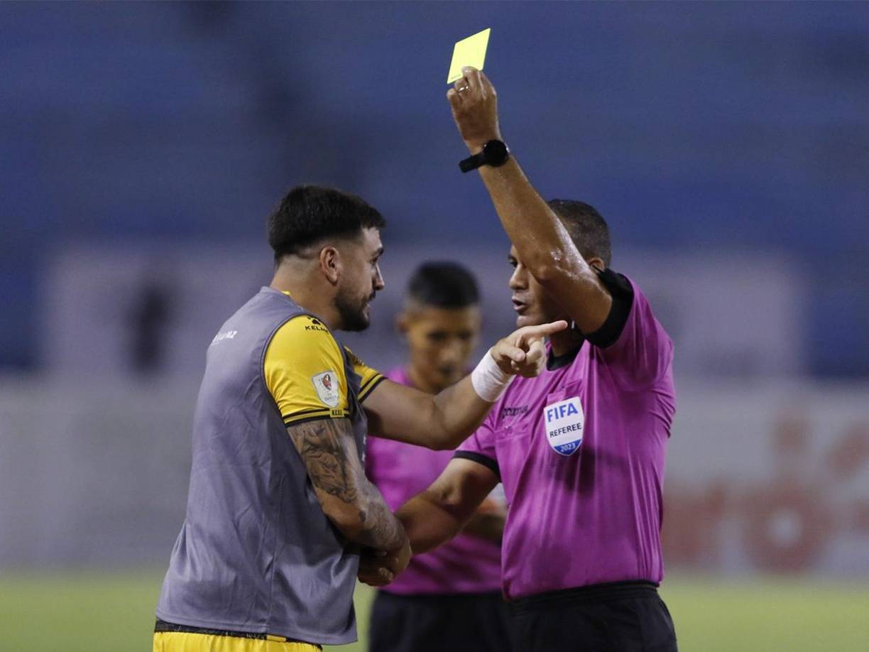 Ramiro Rocca también fue amonestado por Melvin Matamoros. 