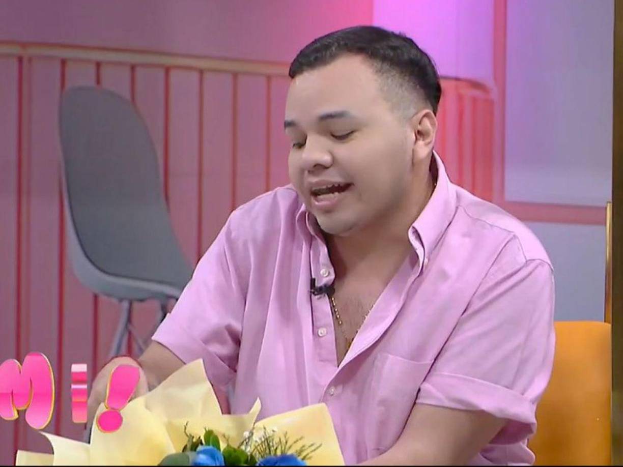 ”Muchas gracias, el amor es mutuo, el cariño. Están muy bonitas las flores ya miré la letra y te luciste”, inició diciendo el presentador.