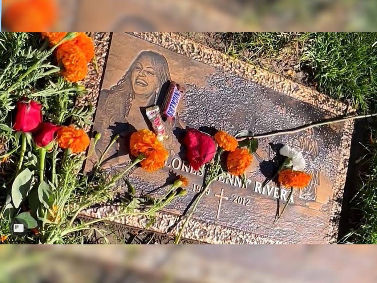 Este sitio, reservado y marcado por una placa con su rostro y sus fechas, es adornado regularmente con flores y mariposas, el cual como bien se sabe, este insecto era el favorito de la famosa intérprete de “Aparentemente bien”