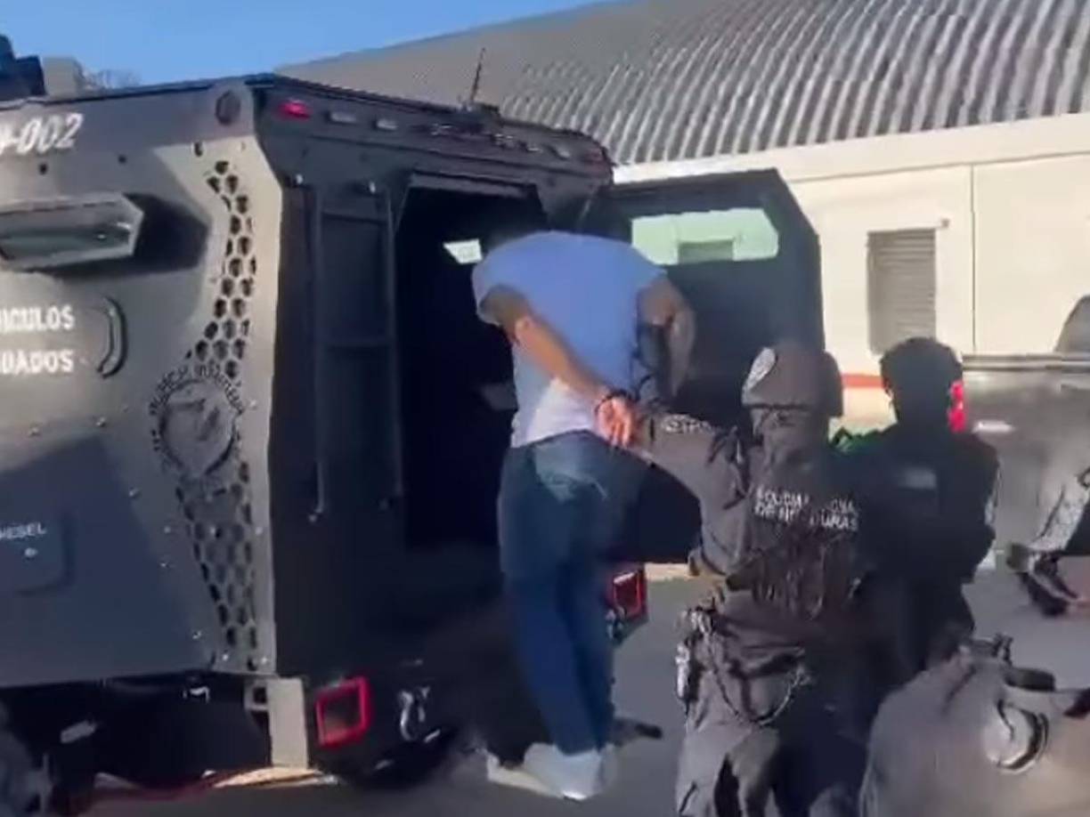 Los delitos consignados por las autoridades de Estados Unidos son “conspiración para distribuir y poseer sustancias ilícitas, incluyendo heroína, metanfetamina y cocaína”.