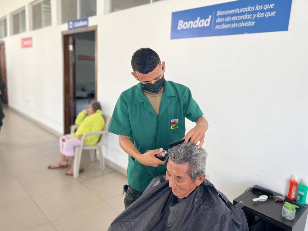Uno de los abuelitos que fue beneficiado con el corte de pelo.