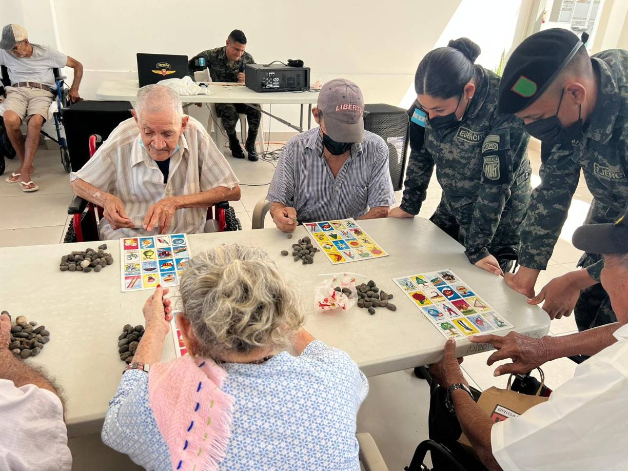 Los ancianos pudieron compartir un momento de diversión con el comando de la 105 Brigada de Infantería.