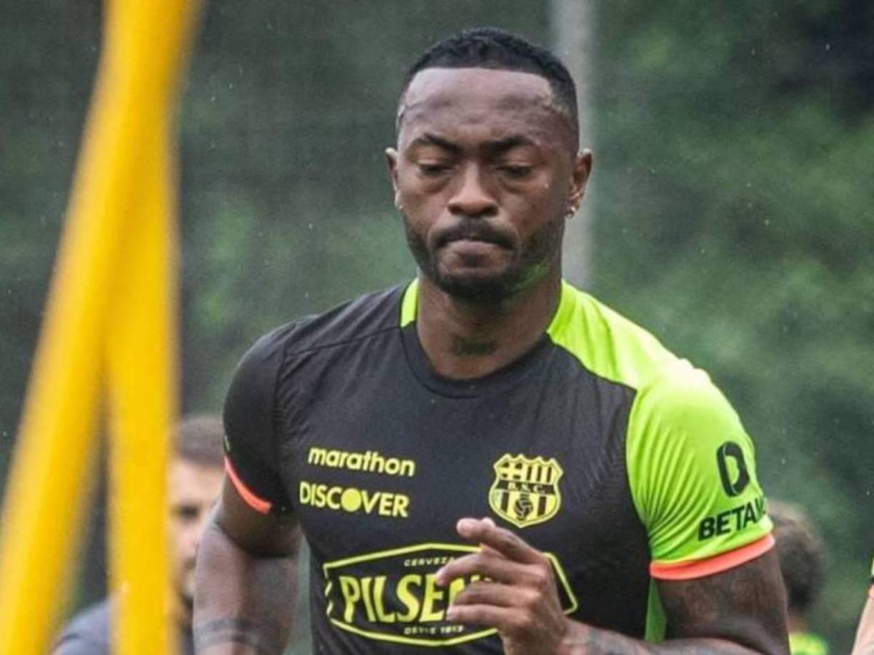 Las buenas actuaciones lo llevaron a ser convocado a selección de Ecuador por Gustavo Alfaro, en el proceso eliminatorio rumbo al Mundial de Qatar 2022, donde disputó dos partidos (además de un amistoso)