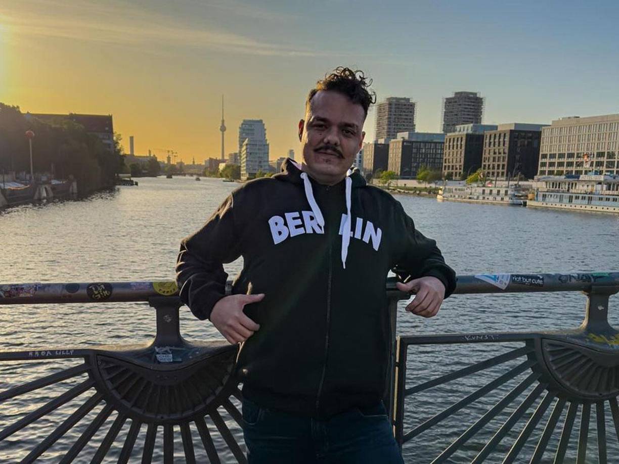 Viajaba con una mujer llamada Vitória Bárbara Momenso, con quien mantenía una relación casual desde hacía unos dos años.