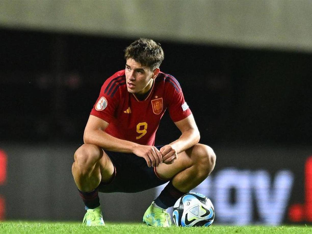 Marc Guiu ha compartido equipo con Lamine Yamal en las categorías inferiores del Barça y en la selección española sub 17 con la que lograron llegar a las semifinales del Europeo 2023. O