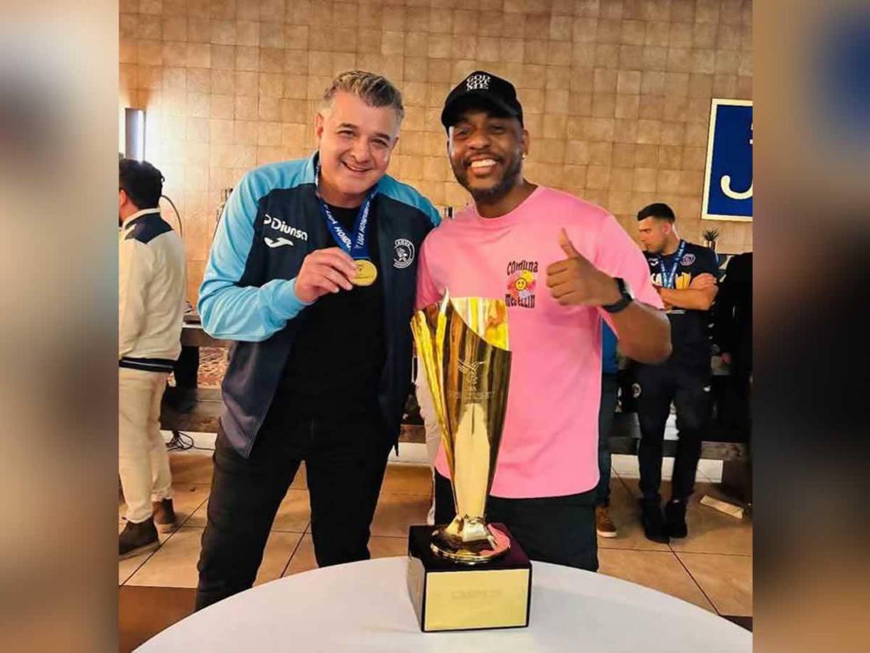 Diego Vázquez celebró su nuevo título con Motagua y posó con el periodista Eduardo Solano, declarado fanatico del Ciclón Azul.