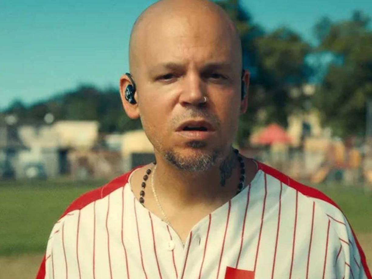 El video de la canción muestra al puertorriqueño vulnerable y honesto: “Estoy triste y me río, el concierto está lleno, pero yo estoy vacío”, canta. En sus redes sociales compartió la experiencia que lo llevó a escribir estas letras.