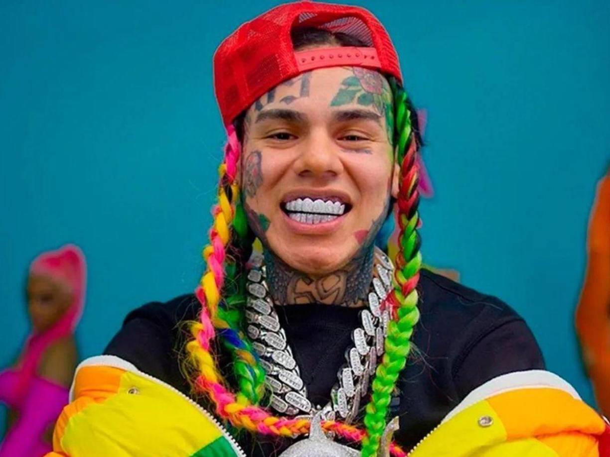 Tekashi 6ix9ine fue arrestado y fichado en República Dominicana a horas de la noche de este domingo 15 de octubre luego de ser acusado de una presunta golpiza a dos productores el pasado jueves 12.