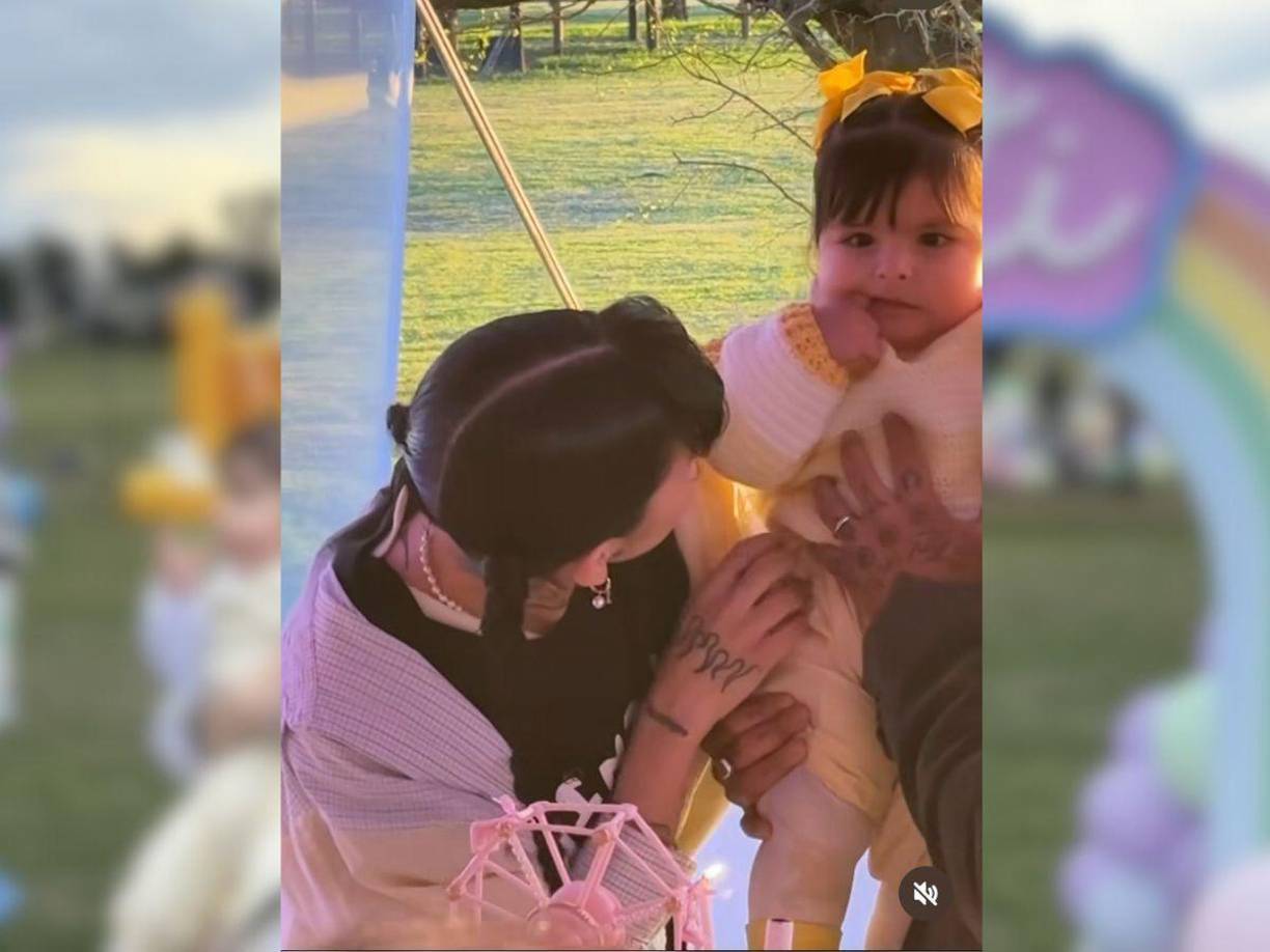 Aunque la también conocida como ‘la Jefa’ no mostró a su ex en ninguna de sus publicaciones en redes sociales, el sonorense sí asistió. Esto se destapó debido a que en un video de Cazzu se pueden ver las manos tatuadas del cantante, mientras carga a la pequeña.