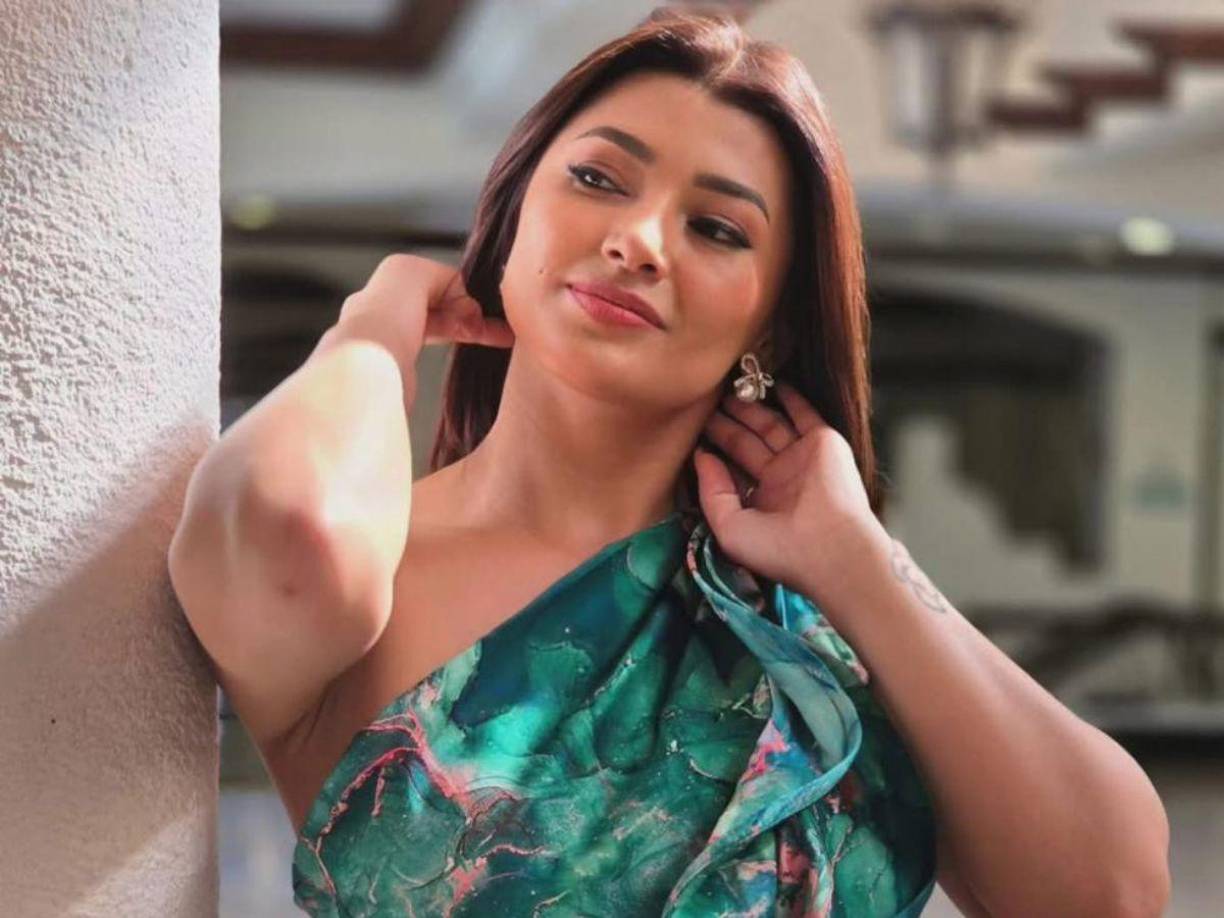 Milagro Flores se ha convertido en la actualidad en una de las personalidades más queridas de la farándula en Honduras, su carisma y belleza la han hecho ganarse el cariño de la gente. 