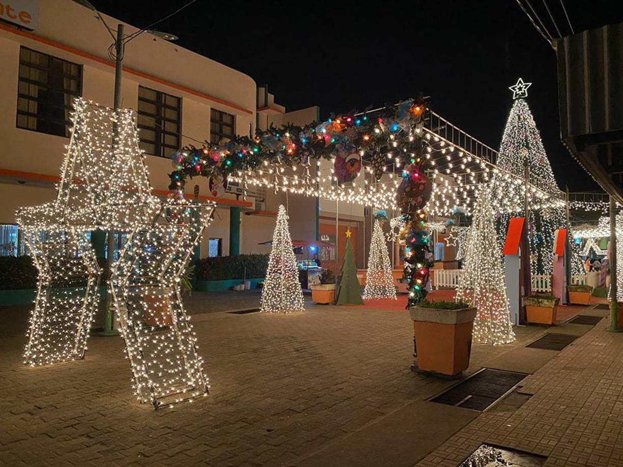 El parque central de la ciudad de Tela también fue transformado en una hermosa Villa Navideña.
