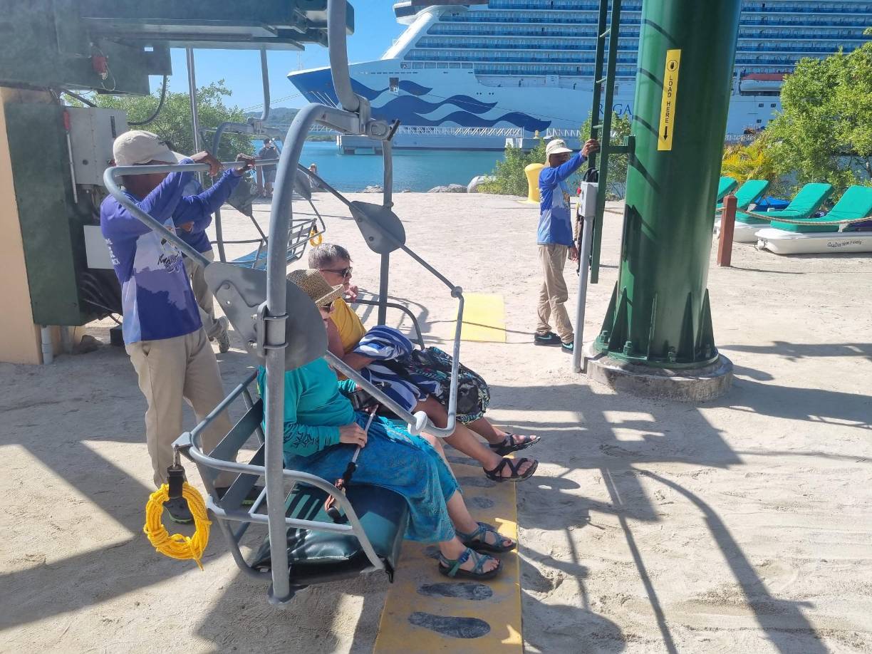 Las medidas de seguridad son estrictas. El personal encargado se asegura que los turistas puedan disfrutar el viaje con toda confianza.