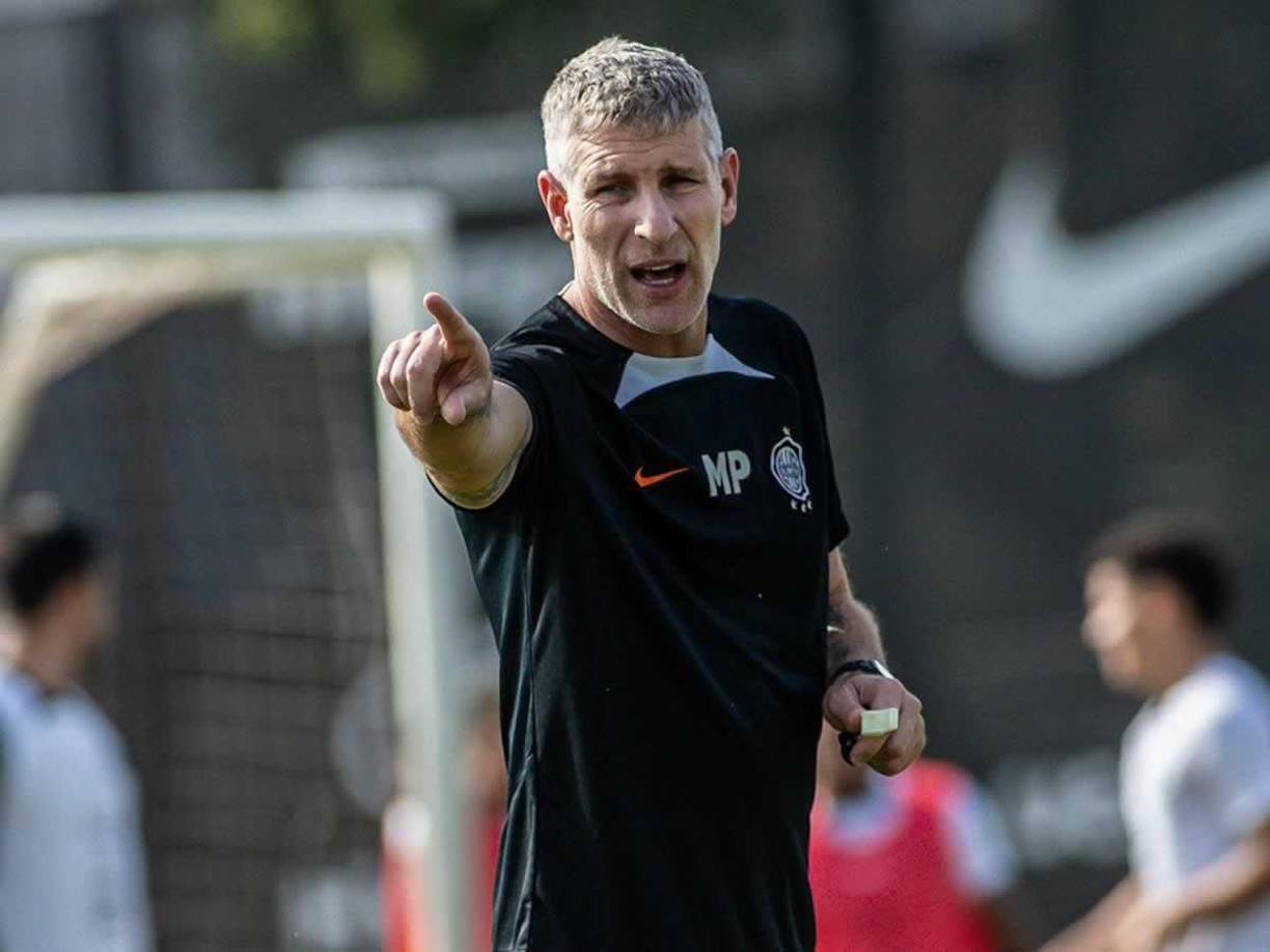 La noticia de la muerte del padre de Martín Palermo causó un profundo impacto en quienes lo rodean y entre sus seguidores. El ex goleador de Boca Juniors viajó desde Paraguay, donde actualmente dirige al club Olimpia, hasta Buenos Aires para despedirse de su padre.