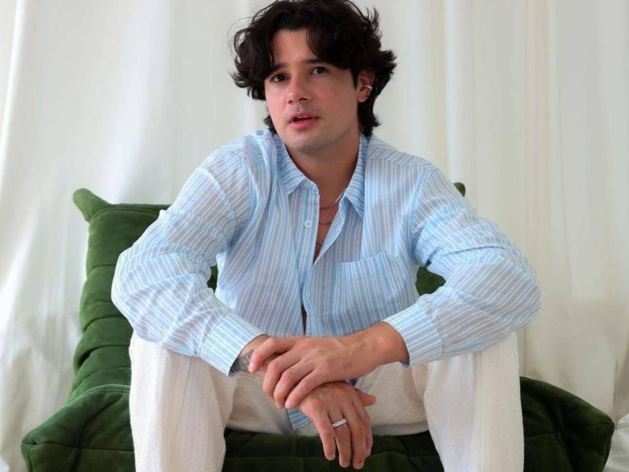 ”Me encanta trabajar y me encanta el dinero. Y eso le hace falta a la juventud, ambición, que tengan metas y propósitos. La juventud no tiene propósitos, no saben a dónde ir, no saben qué es lo que quieren. Y eso lo digo porque yo observo mucho a la gente y veo a las chicas que llegan con sus mamás a las tiendas, las madres tienen muy claro qué es lo que quieren en cuanto a un vestido, pero las cipotas no, se quedan nulas como en otro mundo”, casi finalizaba diciendo Facundo. Pero antes afirmó que “oportunidades hay, hay que buscarlas. Hay que poner actitud y empeño”. 