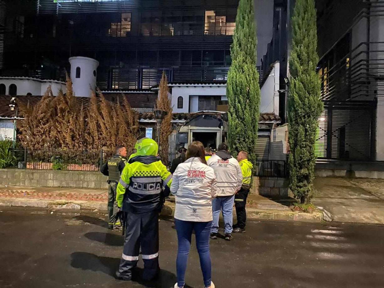 Imágenes de la cámara de un camión que transitaba por el lugar muestran cómo una de las motos pasó a gran velocidad cerca de las jóvenes, provocando que perdieran el control y cayeran al pavimento. 