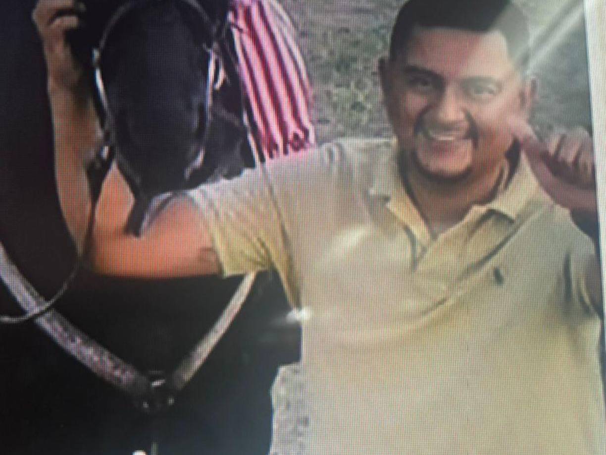 Según lo denunciado por los parientes, a Elio Rolando Zelaya lo fueron a sacar de la hacienda unos individuos en un carro doble cabina color rojo cuando este realizaba trabajos dentro de la hacienda.