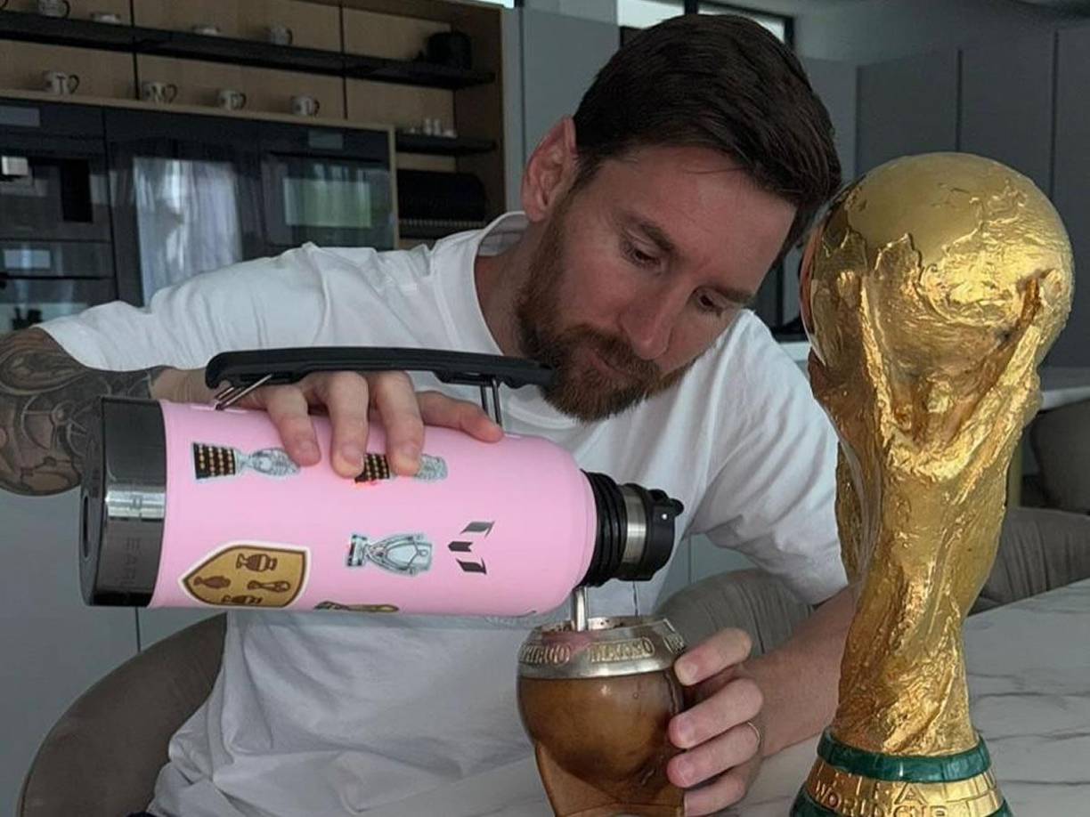 “Amo diciembre y las fechas de Navidad. Hace dos años podría haber sido el último mes del año amargo, pero terminó siendo el más lindo de mi carrera deportiva. Y ahora, cada diciembre me viene este recuerdo... ¡Feliz Segundo Aniversario para todos!”, escribió Messi.