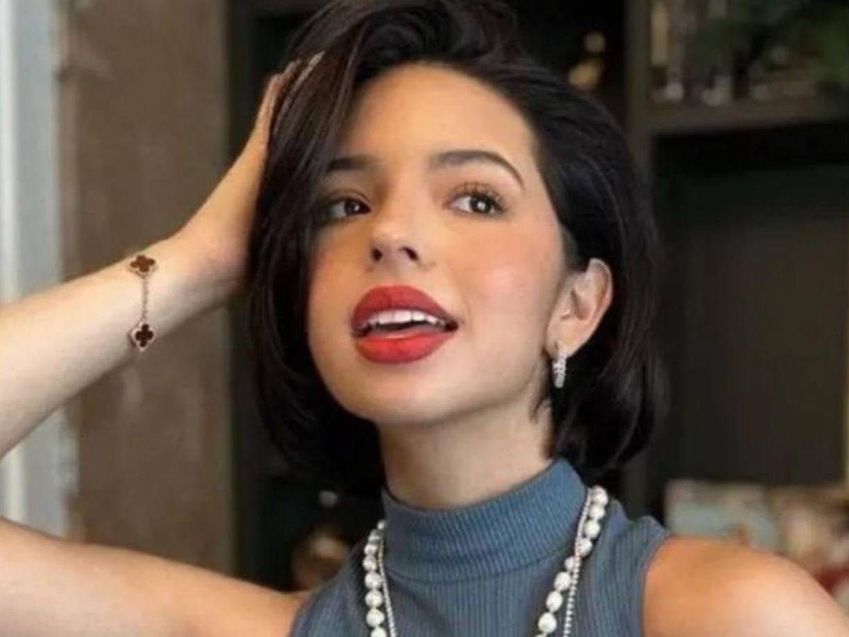 El día de la sesión, Ángela llegó sola al estudio, pero mencionó que andaba «en medio de una escapada romántica», por lo que Capozzi dedujo que Nodal estaba con ella en Roma.