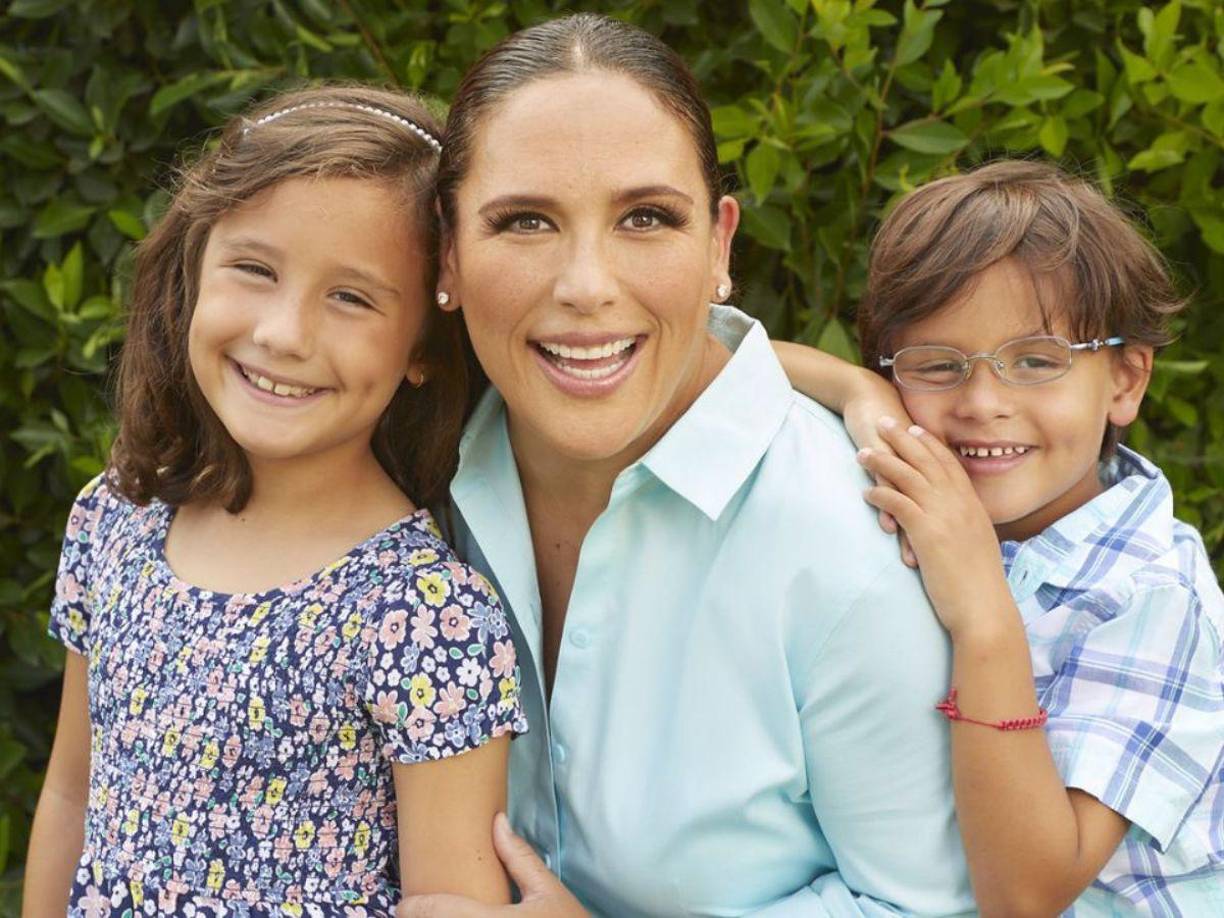 “Este video no es desde el más allá. Estoy con mi hijo... estoy perfectamente bien. Dejen de matar a gente en redes sociales, ¡qué babosada!”, dijo Angélica Vale.