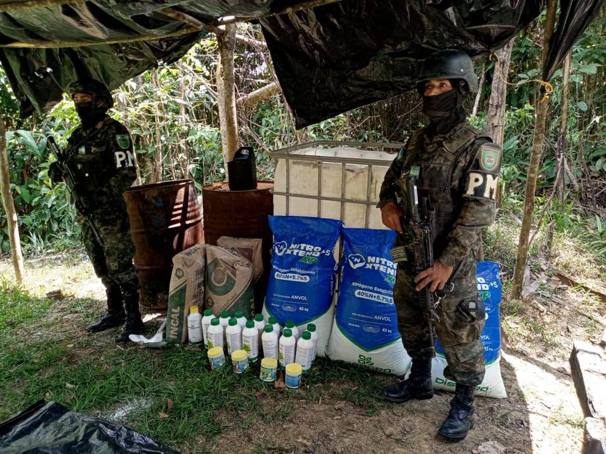 En la narcolaboratorio había tres sacos de fertilizante.