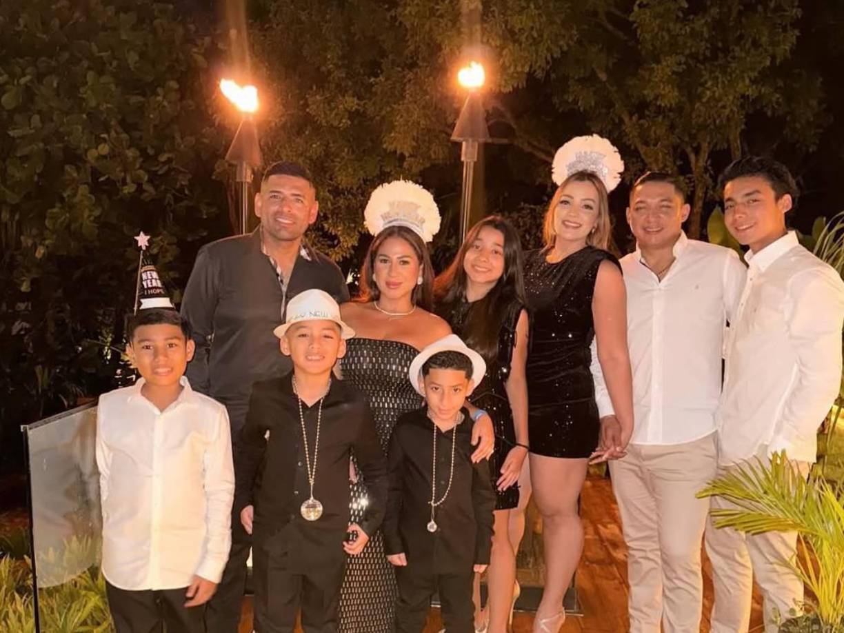 La familia Izaguirre le dio la bienvenida al 2025 con amistades en la isla de Roatán. 