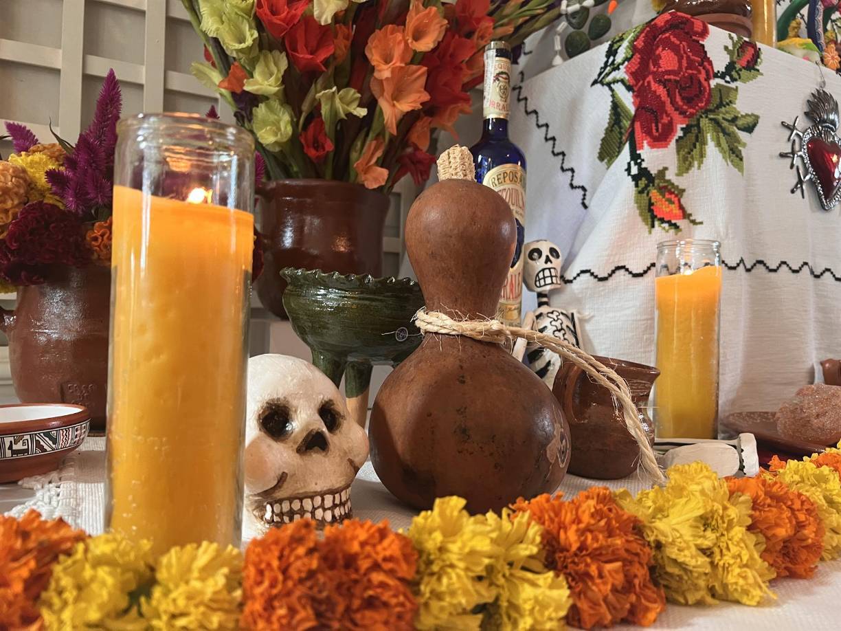 La tradición, originaria de México, dicta que las almas de los difuntos, cuyas fotografías están en la ofrenda, visitan en estas fechas el mundo de los vivos y disfrutan de los alimentos y bebidas que se ponen en el altar.