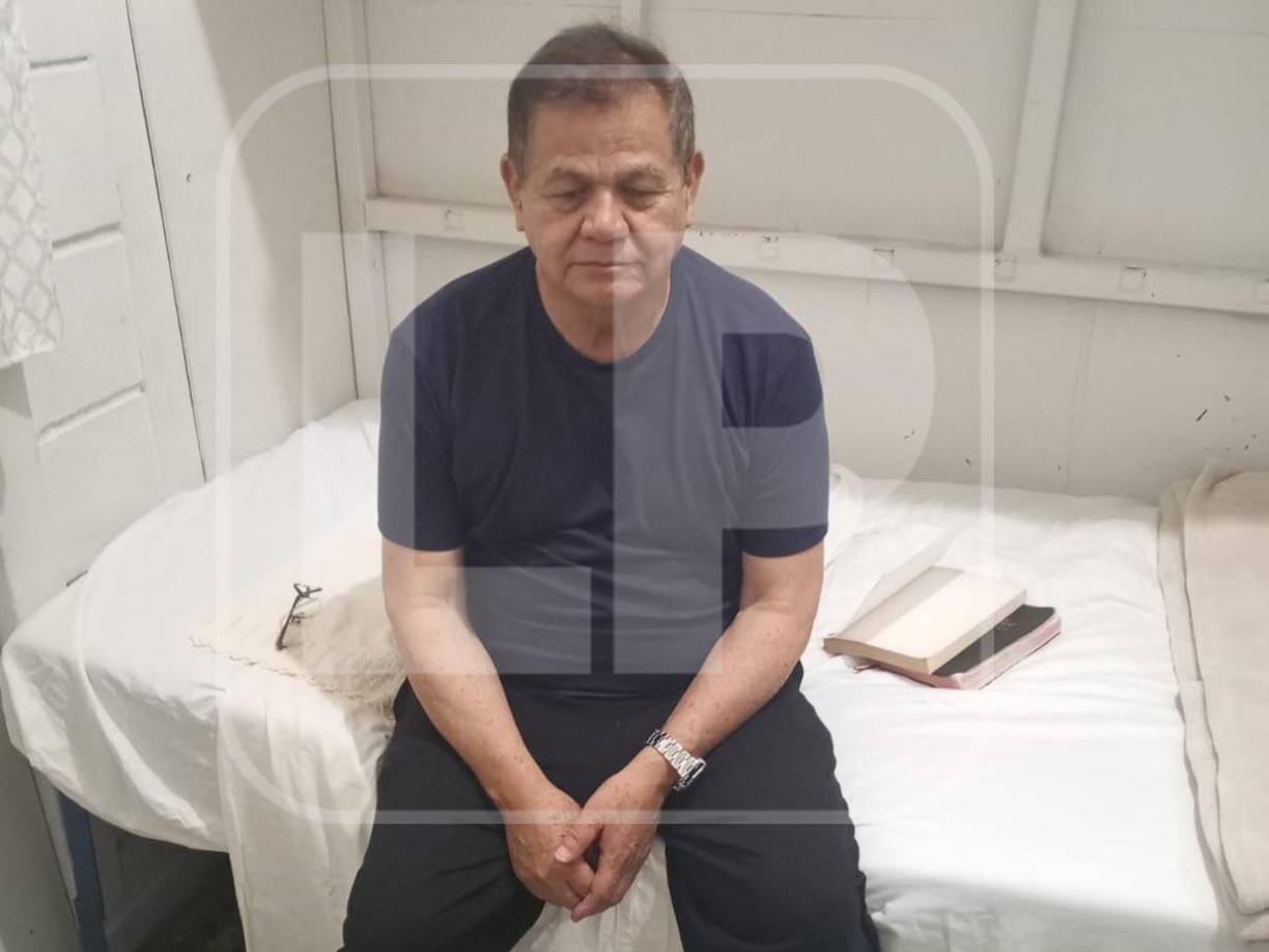 El general en condición de retiro, Romeo Vásquez Velásquez, se encuentra bajo prisión en la Penitenciaría Nacional de Támara, en Francisco Morazán, tras haber sido trasladado allí luego de que se le dictara detención judicial. El exjerarca del Estado Mayor Conjunto está en una habitación austera y reducida.