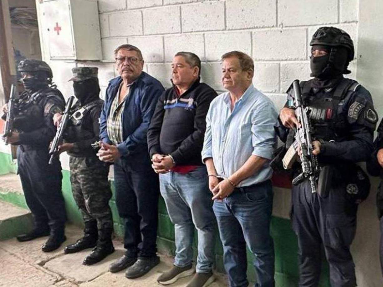 Este traslado a la cárcel de Támara se da tras la orden judicial que lo lleva a enfrentar el proceso legal en su contra. Vásquez Velásquez es uno de los exfuncionarios públicos que se encuentran bajo investigación por su participación en hechos relacionados con su gestión en el Estado Mayor Conjunto, aunque los detalles del caso aún permanecen en desarrollo.