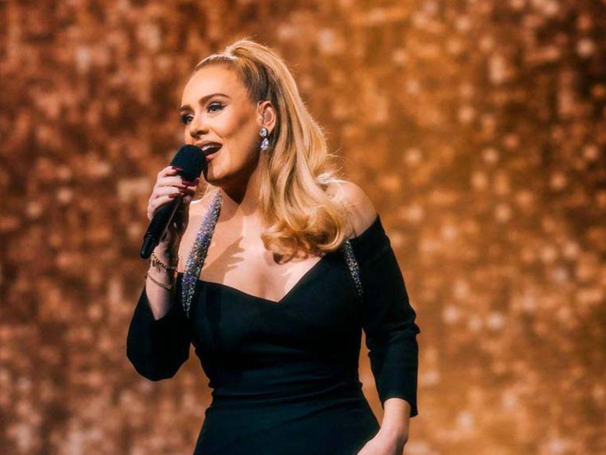 Adele retomó sus shows en el hotel Caesars Palace de Las Vegas llamados ‘Weekends with Adele’, los cuales, fueron pospuestos porque la mitad de su equipo enfermó de Covid-19.