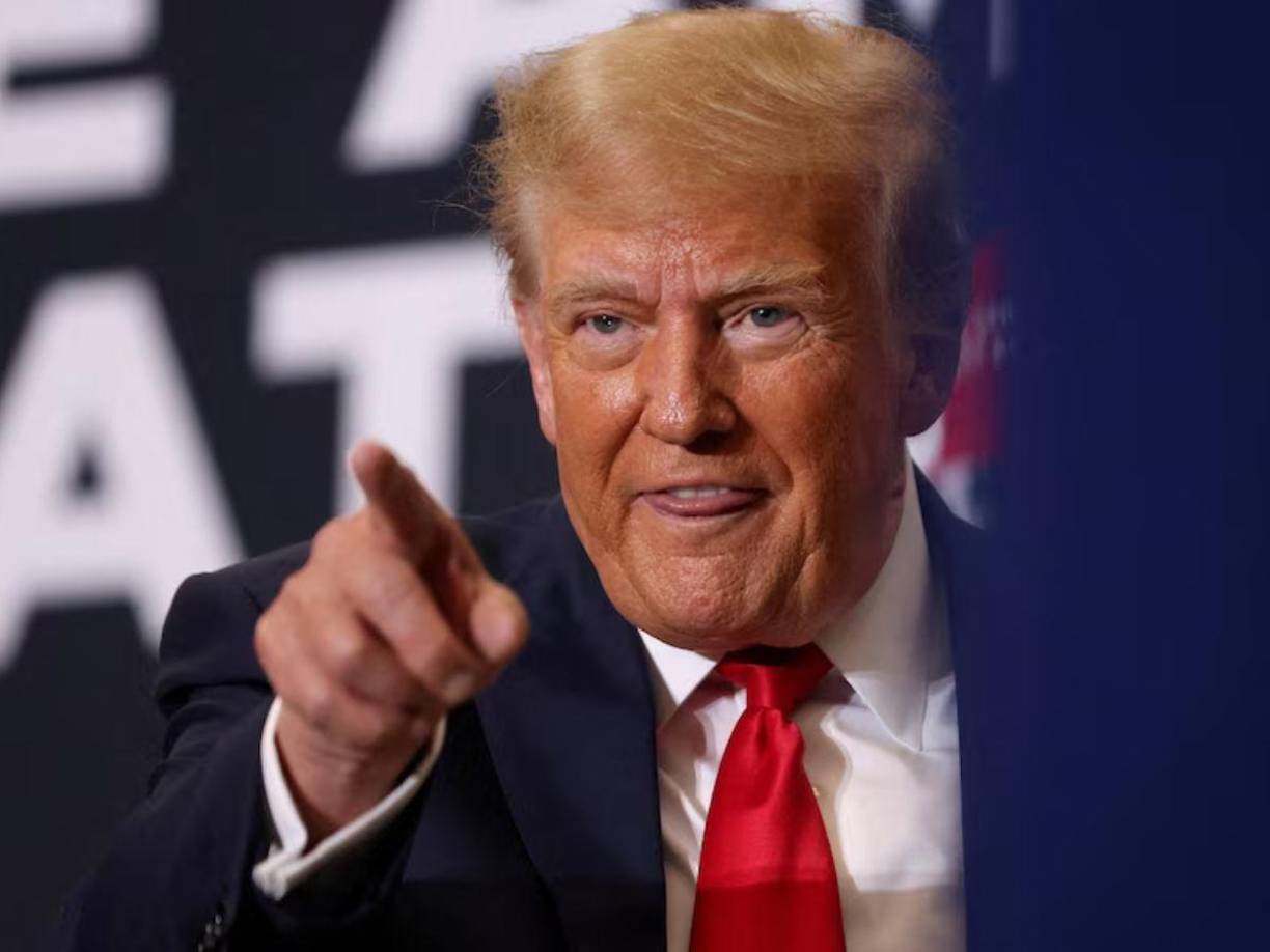 Como el expresidente Donald Trump, sobre quien se pregunta a Johana Sjoberg sobre si tuvo relaciones con él o le dio servicios de masajes y ella niega esos extremos.