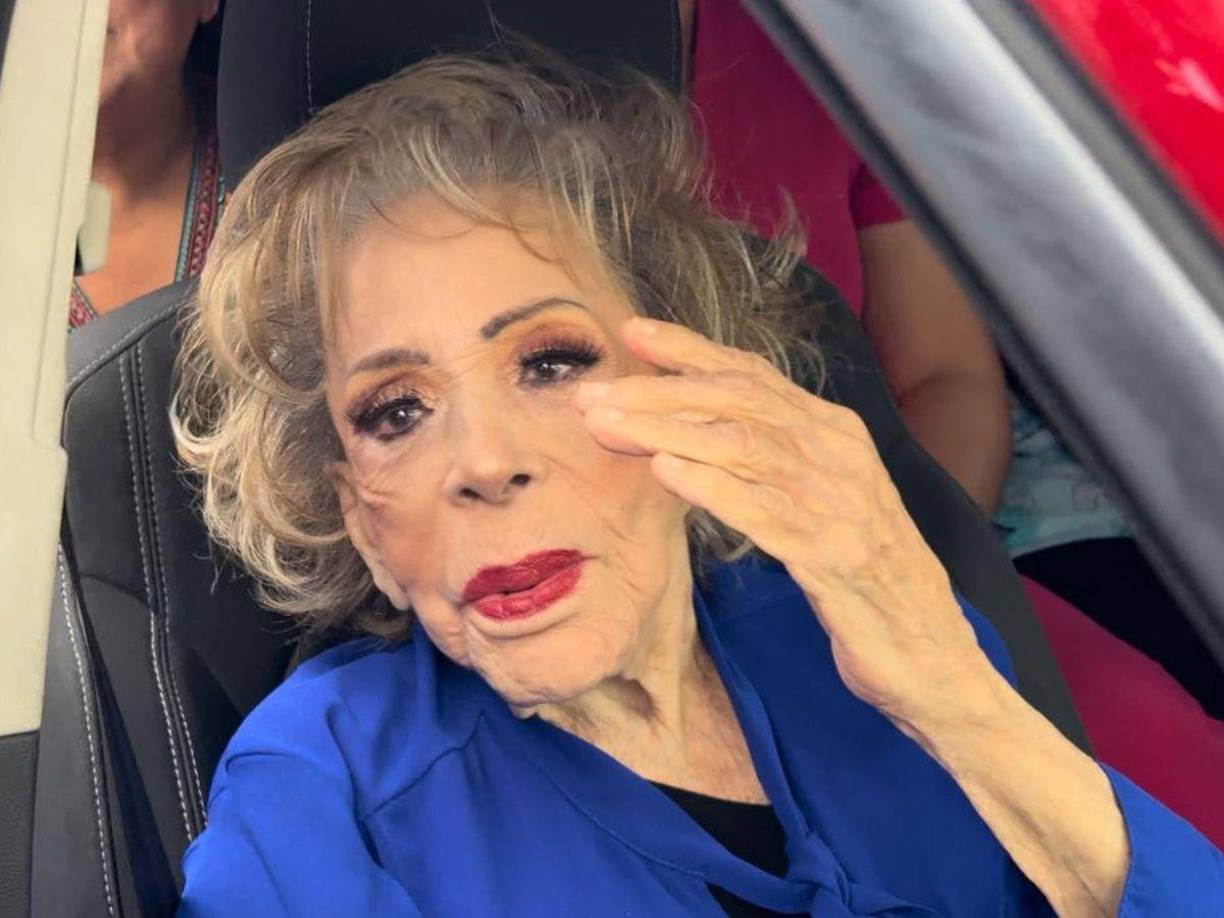 Se sabe que la histrión de 94 años, se repone de una delicada infección en las vías urinarias, afortunadamente, ha recibido atención oportuna y el acompañamiento de sus familiares, como sus hijos Alejandra Guzmán y Luis Enrique Guzmán.