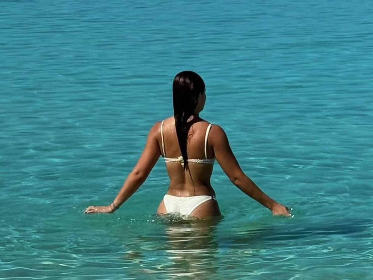 “Siempre he sido de contextura delgada pero nunca antes disfruté de tener tanta cintura y era un tanto cuadrada cosa que se que a muchas también les pasa, hoy les comparto cuál fue mi solución para lograr el resultado que yo sabía que ni con el gimnasio o con dietas lograría”, contó Sirey.