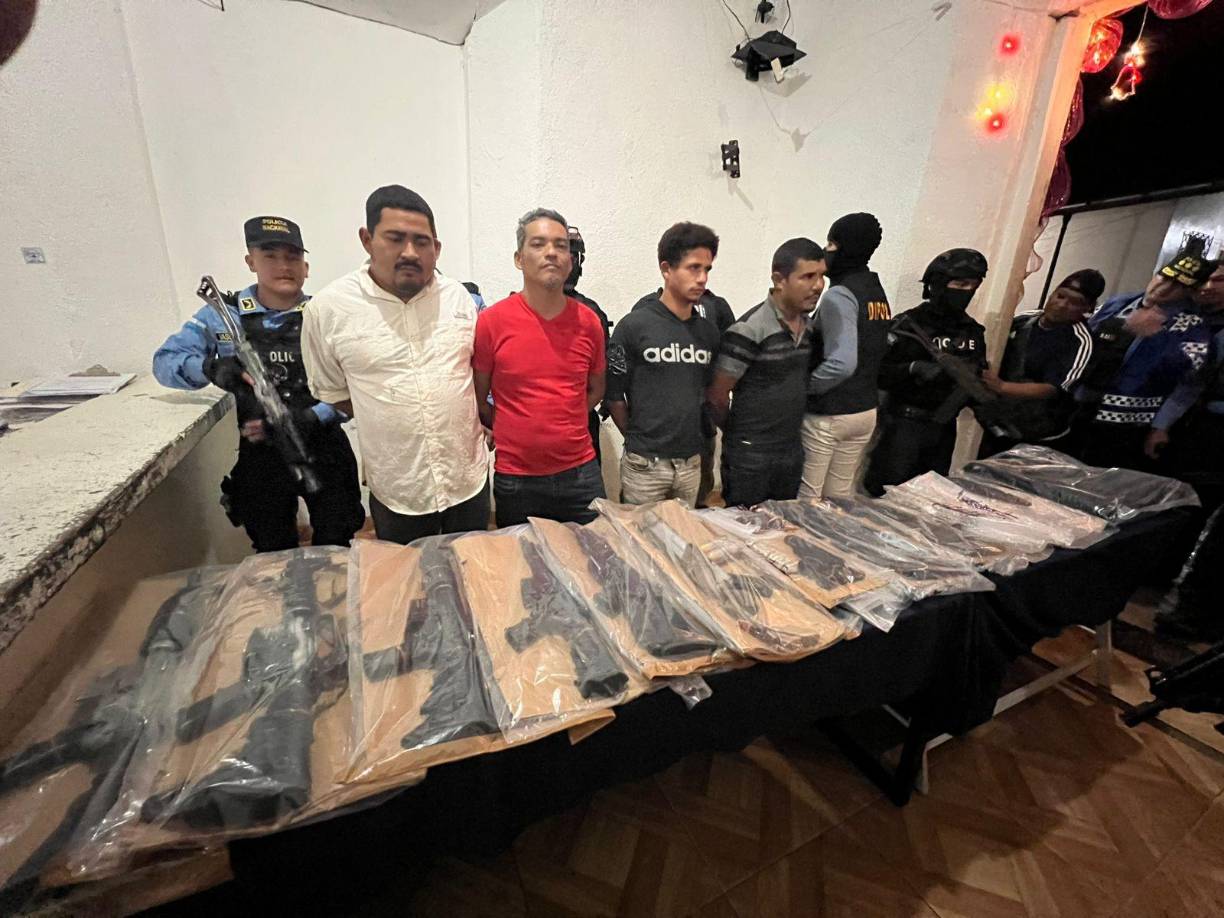 Entre los detenidos se encuentran Kelvin Joel Suazo Zelaya, de 37 años; Eduardo Enrique Reyes Arguijo, de 32 años; Juan Luis Miranda Peralta, de 50 años; y Santos Rufino Figueroa Cáceres, de 43 años. 