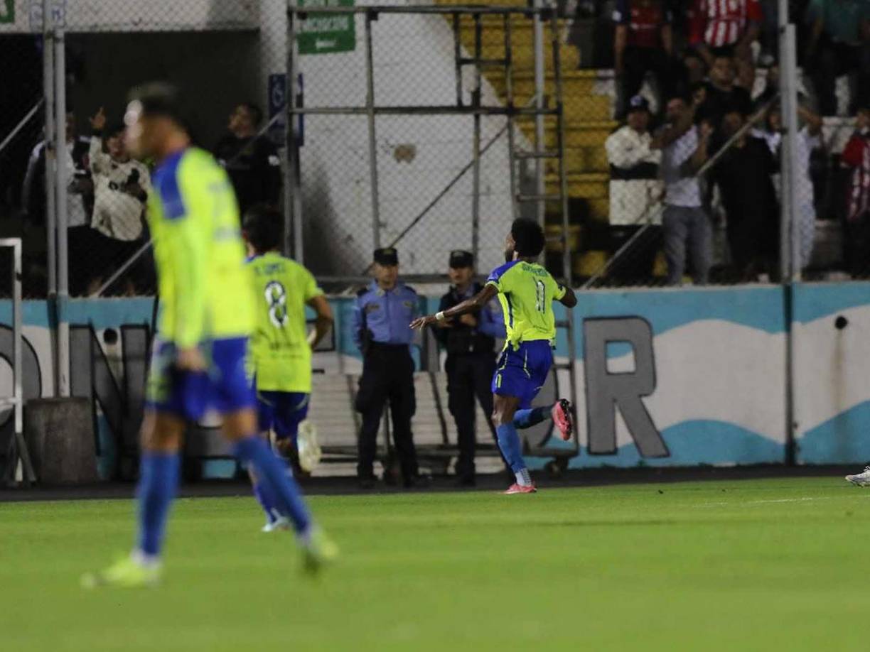 El brasileño Joanderson Assis festeja su gol para el empate del Olancho FC contra el Olimpia.