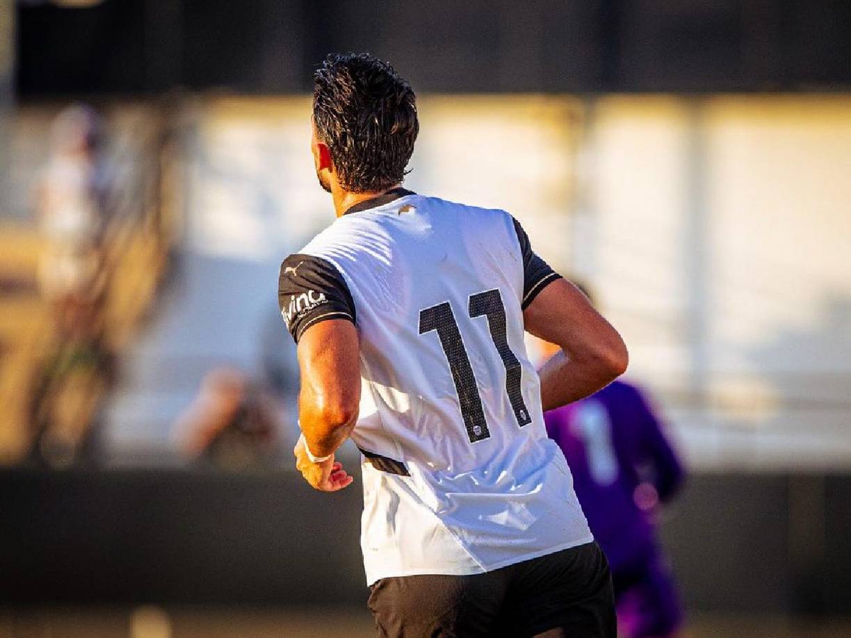 En 2021, fichó por el Sevilla, club con el que tiene contrato hasta junio de 2026 y que este verano cerró un acuerdo para que jugará a préstamo esta temporada en el club de Mestalla.