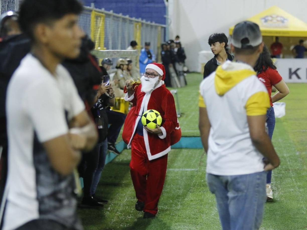 Este Santa Claus estuvo regalando balones a los aficionados en el estadio Morazán.