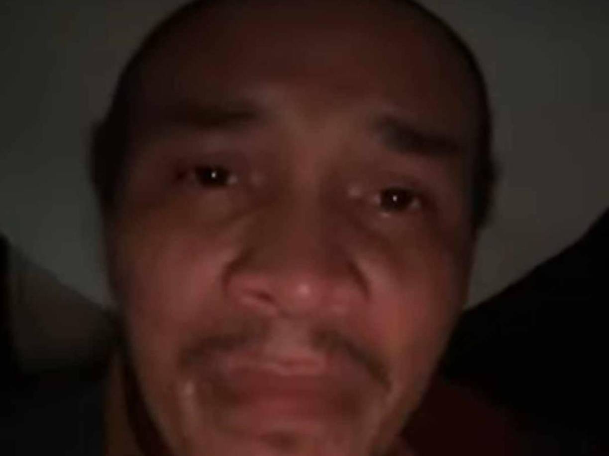 Julio César Rambo de León conmovió ya que se fue al cementerio para recordar a su amada madre que murió hace unos meses atrás.