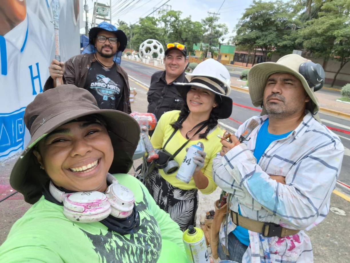 Son seis jóvenes los que con su ingenio y talento dieron color a los murales de fútbol plasmados en las afueras del emblemático estadio Francisco Morazán de esta laboriosa ciudad.