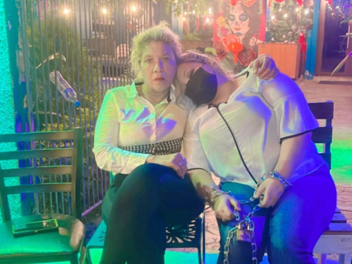 Ante eso, la propietaria de ‘Catrinas’ decidió protestas como en su momento lo hizo Roberto Contreras antes de ser alcalde: poniéndose cadenas en las manos y pies.