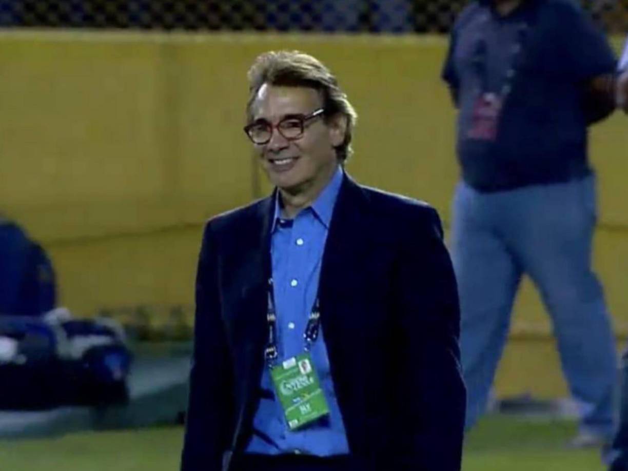 Carlos de los Cobos tiene 65 años de edad. En su currículum ha dirigido a Lobos BUAP, Irapuato, Gallos Blancos, Cafetaleros Al FAS también lo comandó en Centroamérica. 