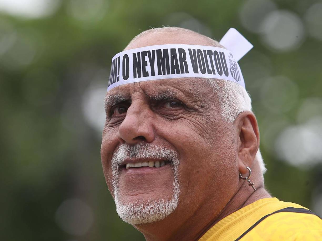 Aficionados del club Santos posan afuera del estadio Vila Belmiro, donde se realizará su presentación del delantero brasileño Neymar.