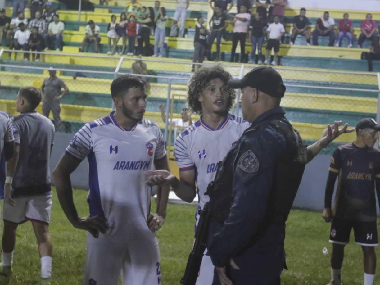 “Esto es un abuso de autoridad. El presidente de Segunda División con los policías está mandando a sacar al preparador físico de Atlético Júnior”, denunciaron en el estadio Humberto Micheletti por la orden que dio el presidente de la Liga de Ascenso.