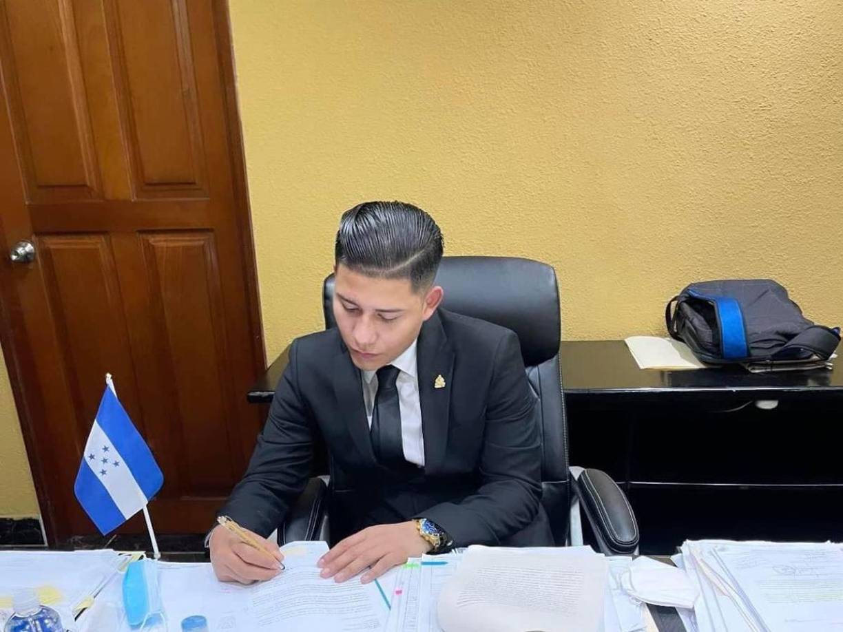 Su incidente fue objeto de comentarios en redes sociales. Algunos internautas hicieron memes con su figura. 