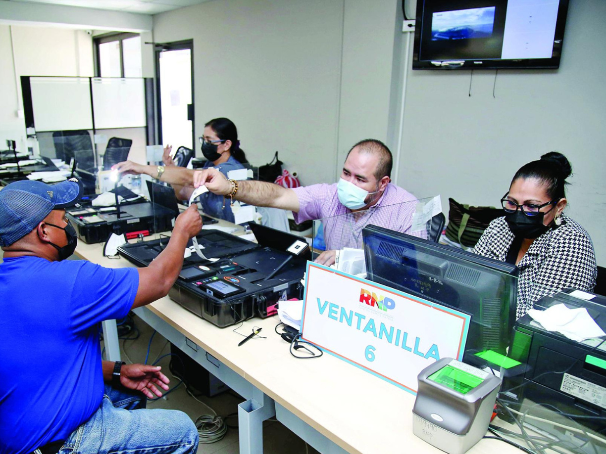 4. Dejar el documento en ventanilla y reclamarlo autenticado al día siguiente.