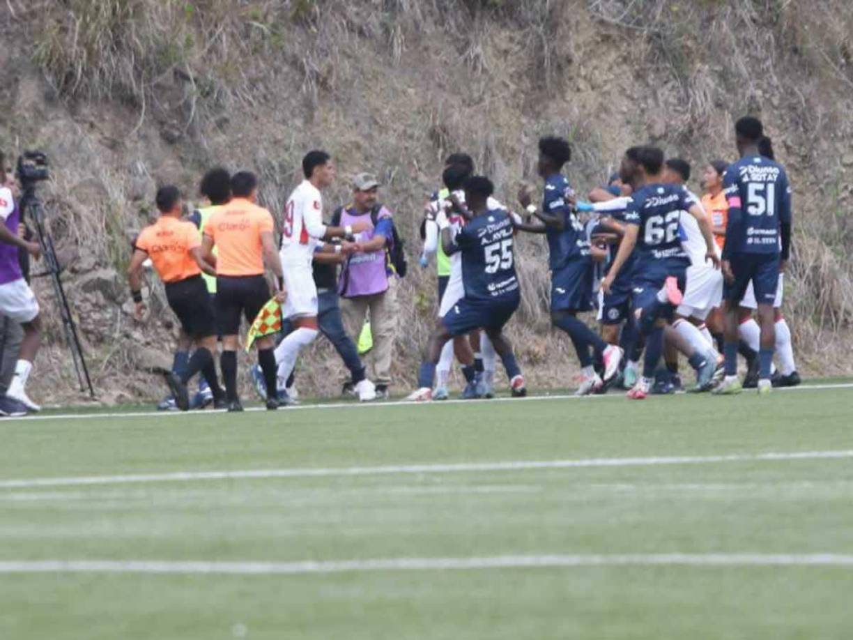 El partido desarrollado en la cancha del Centro de Alto Rendimiento José Rafael Ferrari estaba por concluir cuando en una de las cercanías al banderín de esquina comenzó la batalla campal.