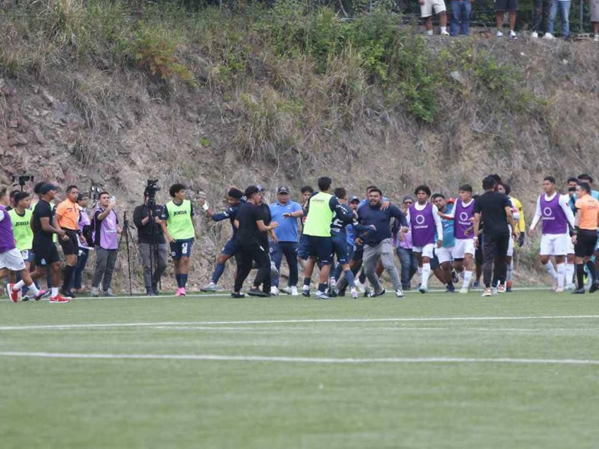 Una pésima actitud de los que tienen que dar el ejemplo en un torneo de reservas. Lamentables imágenes.