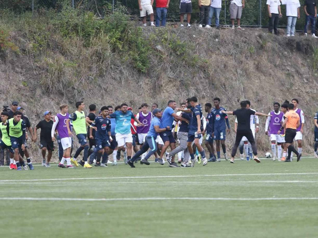 Padres de familia entraron al campo y provocaron una trifulca vergonzosa.